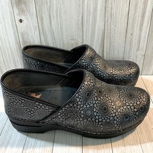 Dansko Women’s XP Black/Silver Kaleidoscope Clogs EU Size 39 US 8.5/9